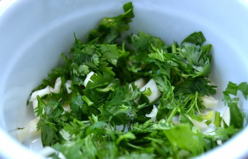 1. Этап. Быстрые маринованные томаты: 3. В миске смешайте кинзу и чеснок.