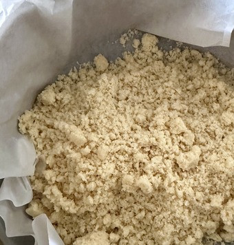 1. Этап. Насыпной пирог с клубникой: Страшного ничего не случилось, но все-таки пришлось ручками поработать. Все комочки распотрошить. Вот такая крошка получилась. Это и есть тесто для пирога.