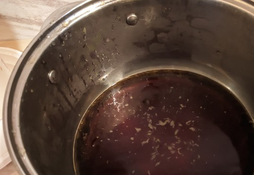 1. Этап. Окунь в ромовом маринаде: Добавьте Ром, соевый соус, бальзамический уксус и соус маринад, корицу, поварите пару минут постоянно помешивая. Снимите с огня.