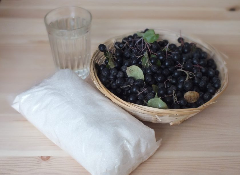 1. Этап. Джем из черной рябины: Подготовьте необходимые ингредиенты.