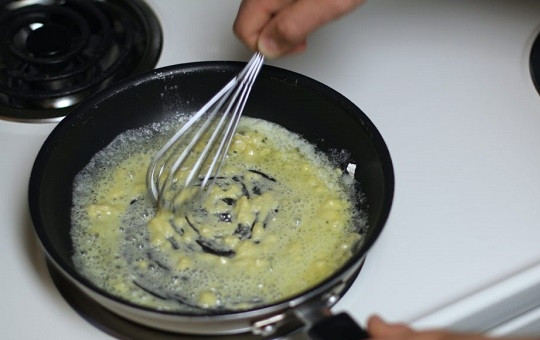 1. Этап. Запеканка из брокколи: 2. Добавьте муку и перемешайте, чтобы не образовались комочки. Подрумяньте немного.