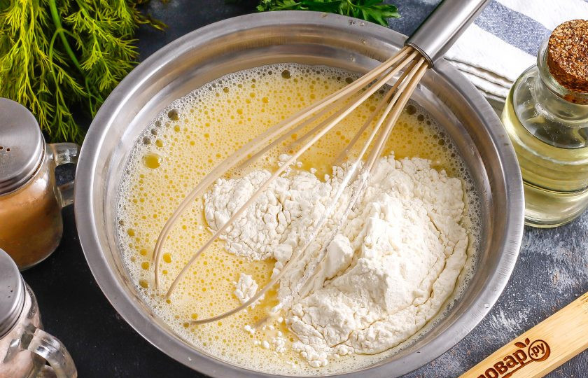 1. Этап. Куриный рулет с блинами: Всыпьте муку и вмешайте ее в жидкую массу. Влейте растительное масло и оставьте тесто на 10 минут для активации клейковины.