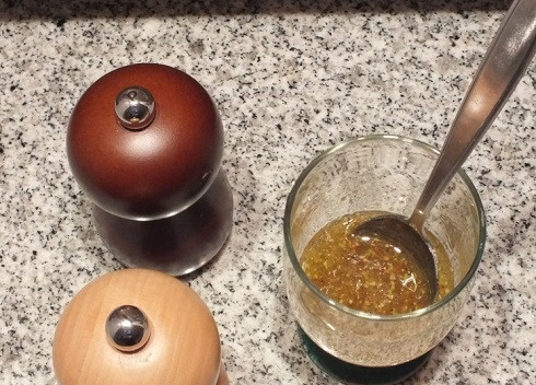 1. Этап. Салат с сыром Пармезан: Приготовим соус-заправку. Смешиваем оливковое масло, уксус, мед и горчицу. Добавим 1-2 щепотки соли и перец.