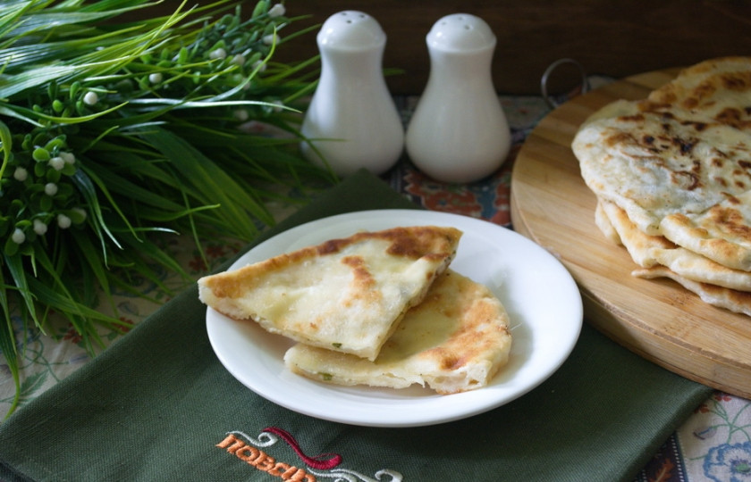 1. Этап. Хычины с сыром и зеленью: Так обжариваем все хычины до готовности. Сложите стопкой. Накройте стопку хычинов глубокой миской и дайте слегка остыть. Подайте к столу. Удобно кушать хычины нарезанными на 4-6 частей.