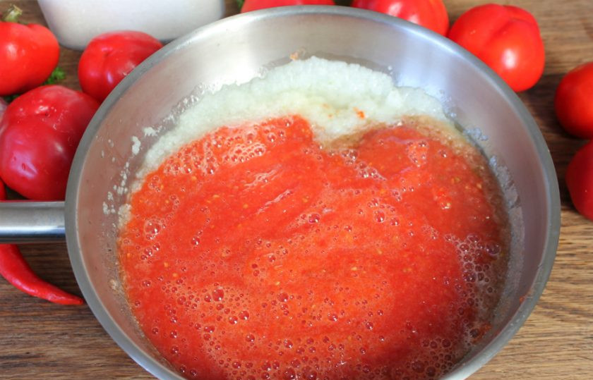 1. Этап. Заправка для борща из болгарского перца: Добавляем пропущенные через мясорубку помидоры и яблоко.