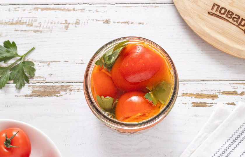 1. Этап. Помидоры фаршированные морковью: Влейте в банку овощной сок, который остался от начинки. Затем долейте чистой холодной воды.