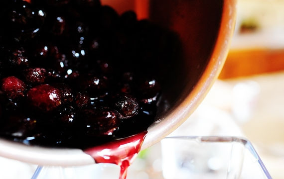 1. Этап. Вишневый щербет в мороженице: 3. Уваренные вишни снимите с огня и остудите примерно до комнатной температуры. После переложите в чашу блендера.