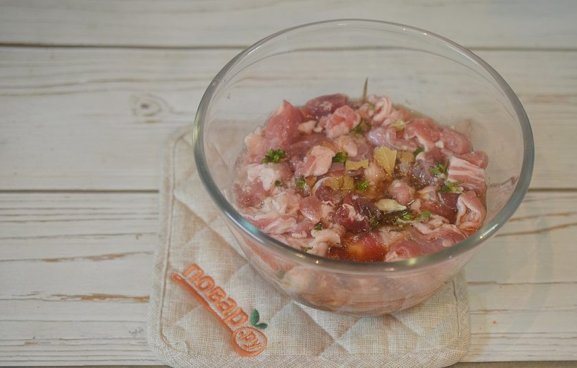 1. Этап. Баранина в пиве с пряными сливами: 2. Посолите, поперчите, добавьте рубленный чеснок, поломанные лавровые листья и тимьян. Залейте пивом и оставьте мариноваться на несколько часов.