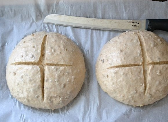 1. Этап. Хлеб с семечками: 12. Разогрейте духовку до 200 градусов и отправьте в нее хлеб на 20 минут.