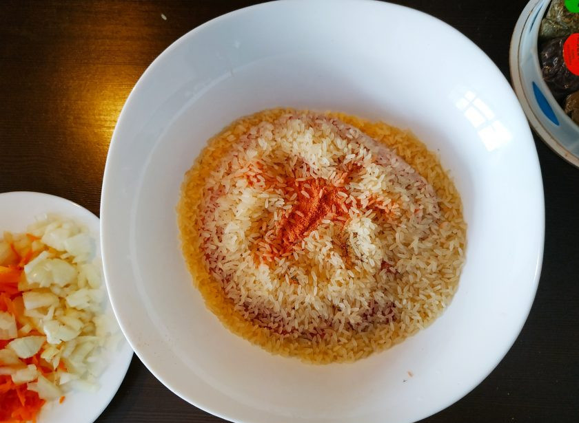 1. Этап. Сарма (турецкие голубцы): Фарш перемешайте с рисом и добавьте специи.