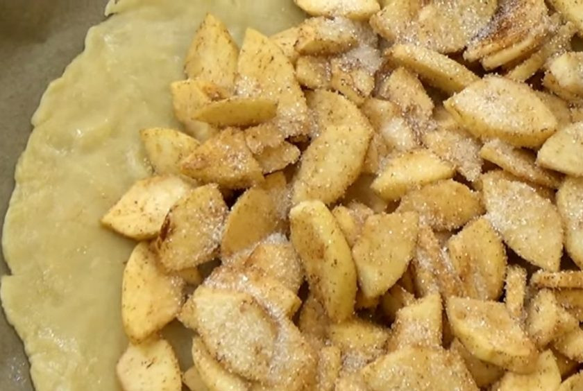 1. Этап. Пирог с яблоками (галета): 3. По центру выложите яблоки, посыпьте сахаром, заверните и защипните края теста. Отправьте пирог в разогретую до 190 градусов духовку на 40 минут.