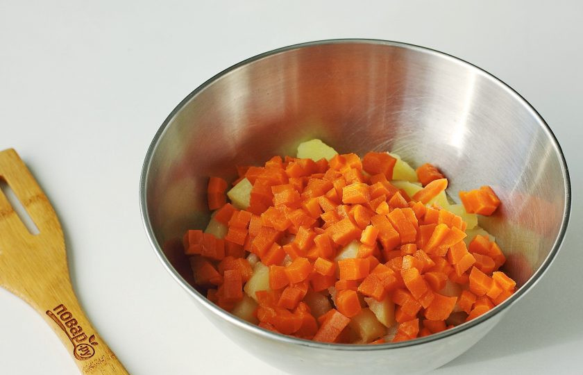 1. Этап. Постный Оливье с грибами: Добавьте нарезанную кубиками морковь.