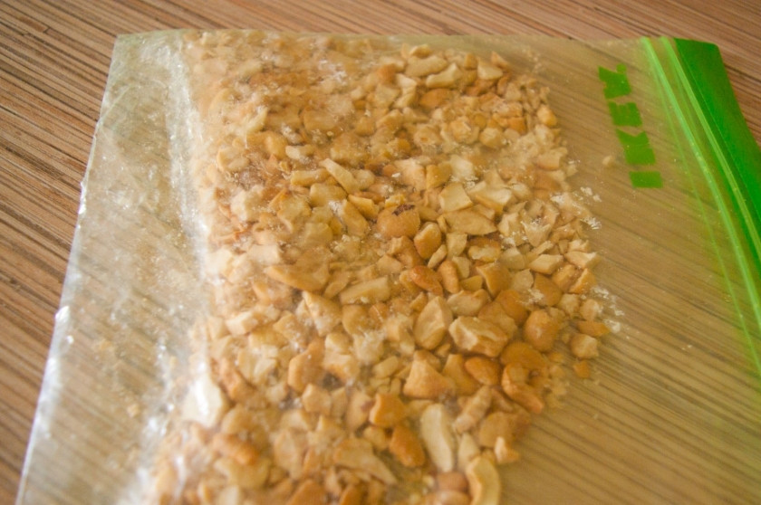 1. Этап. Сливочно-творожный мусс: 4. Фрукты, ягоды и орехи добавляйте по вашему вкусу. Я решила взять поджаренный арахис, измельчила его.