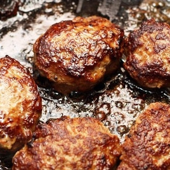 1. Этап. Котлеты из индейки с кисло-сладким соусом: Из постоявшего 20 минут фарша формируем котлеты, обжариваем их в растительном масле с обеих сторон до готовности.