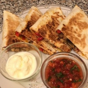 Кесадилья с курицей и грибами