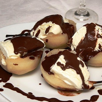 Десерт из груш с мороженым