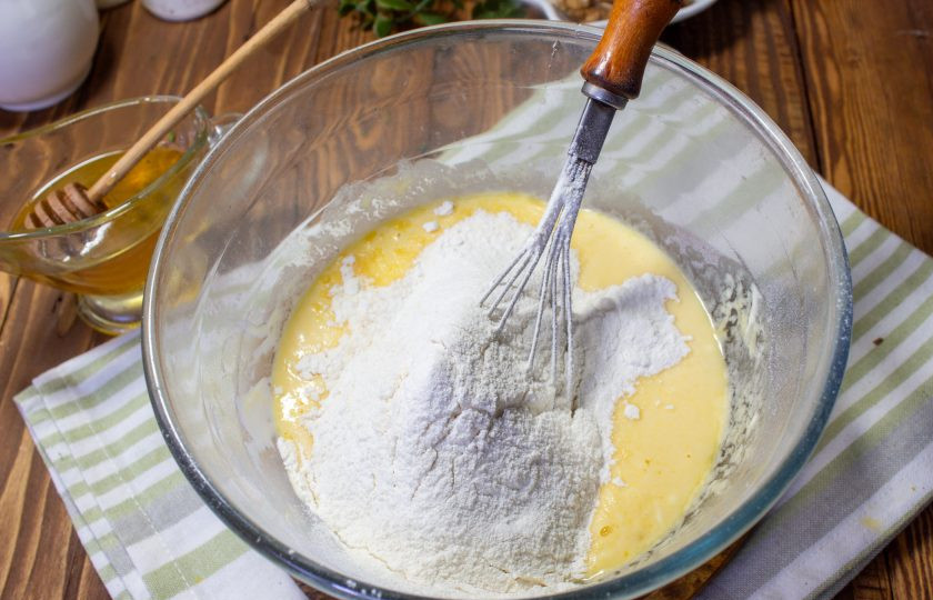 1. Этап. Медовик без сахара: Добавьте просеянную муку, соль и соду. Перемешайте.