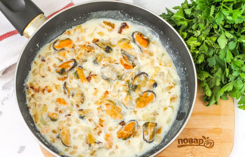 1. Этап. Рис с мидиями в сливочном соусе: Как только сливки пропитаются ароматом и вкусом морепродуктов, выключите нагрев.