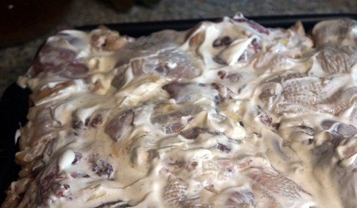 1. Этап. Курица с овощами в духовке: Покрыть майонезом.