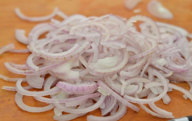 1. Этап. Вкусный салат с фасолью: 4. Лук очищаю и нарезаю тонкими полукольцами, затем руками разбираю их.