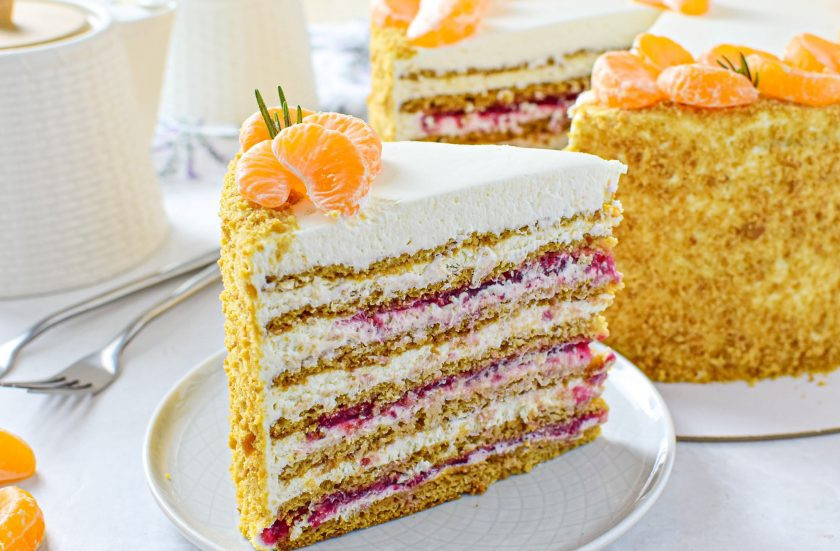 1. Этап. Медовик с малиной: Приятного угощения!