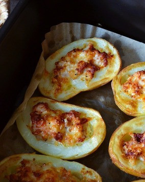 1. Этап. Картофельные лодочки с индейкой и сулугуни: 17-25 минут, 180 градусов.