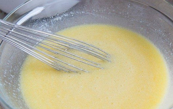 1. Этап. Вафли с беконом и сыром: 2. В другой посуде перемешайте растопленное масло с яичным желтком и молоком.