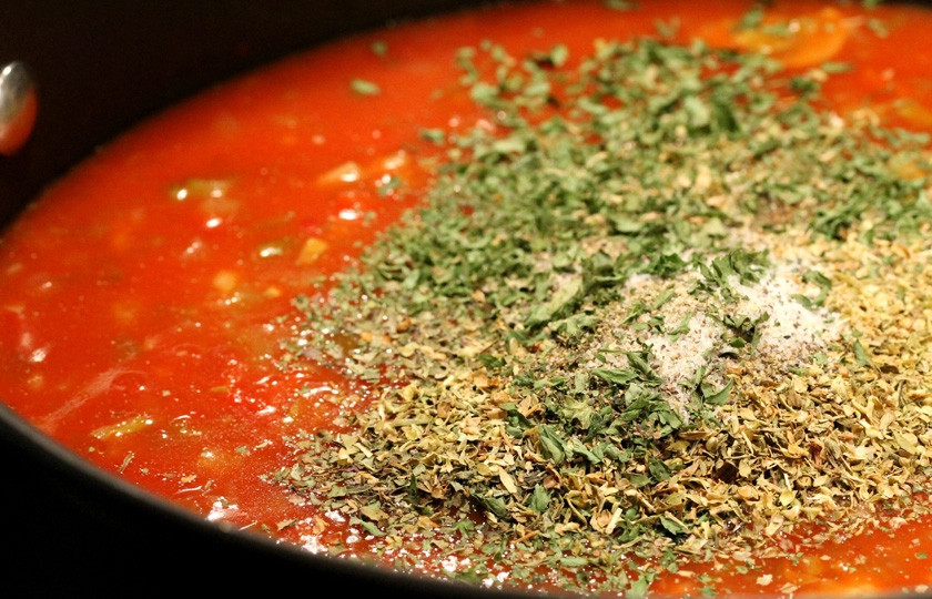 1. Этап. Томатно-мясной соус: Добавляем все приправы, соль, перец.