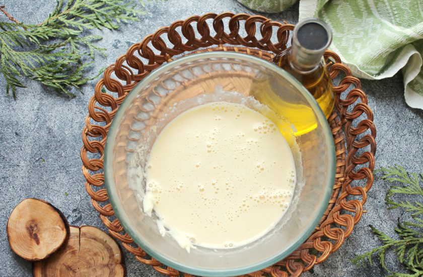 1. Этап. Майонез из сыра: Пробейте все погружным блендером до однородного состояния. Масса покажется жидкой, но это только в начале. Продолжая пробивать блендером, тонкой струйкой вливайте растительное масло, пока не кончится.