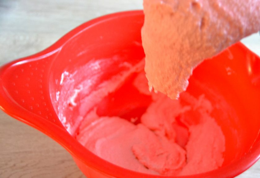 1. Этап. Макаронс на итальянской меренге: Масса должна стать текучей и непрерывной лентой стекать с лопаточки.