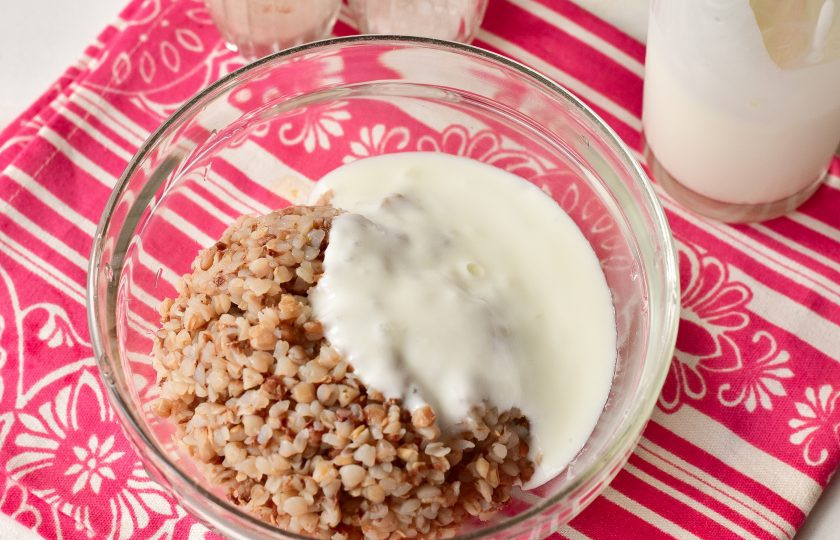 1. Этап. Гречневые котлеты на кефире: Влейте кефир.