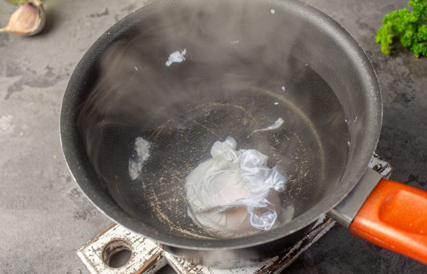 1. Этап. Турецкая яичница Чылбыр с йогуртом: Приготовьте яйцо-пашот. Доведите до кипения воду в сотейнике, влейте уксус, с помощью ложки сделайте воронку и аккуратно вылейте яйцо. Варите 2,5-3 минуты на слабом огне. Готовое яйцо переложите на салфетку.