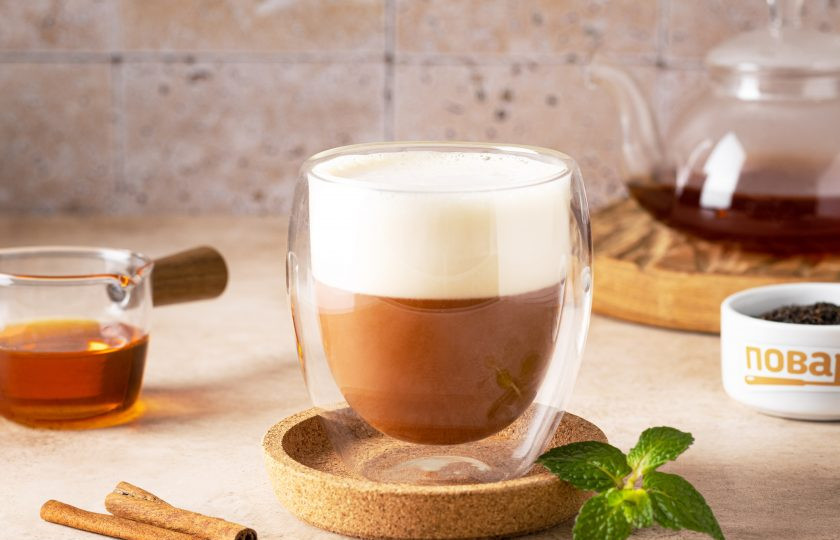 1. Этап. Чай с молочной пенкой: Влейте в стакан чай. Добавьте молоко и сверху выложите пенку.