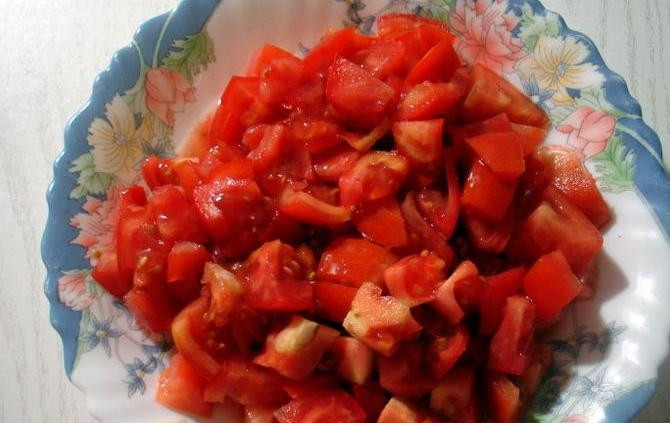1. Этап. Рагу с брокколи: Помидоры промываем и нарезаем на кубики.