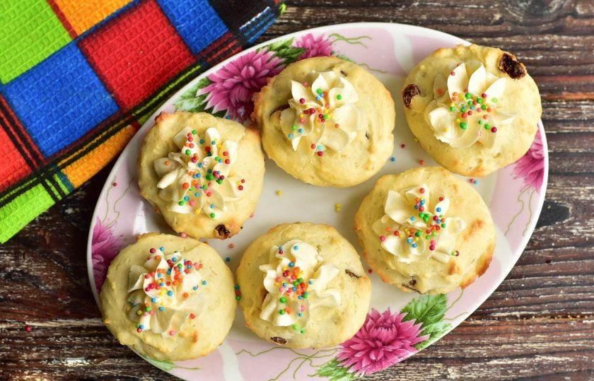 1. Этап. Капкейки без глютена: Украсьте готовые капкейки кремом, используя кондитерский мешок и насадку 