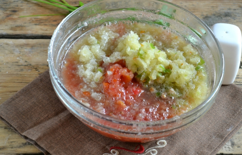 1. Этап. Аджика с хреном сырая: Горький и сладкий перец разрежьте пополам, удалите семена и плодоножки и пропустите через мясорубку. Добавьте к томатному пюре и измельченному хрену. Пропустите через пресс чеснок и все хорошо перемешайте.