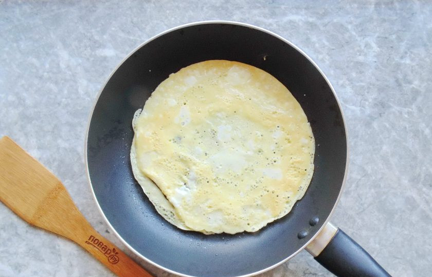 1. Этап. Рис с пекинской капустой: Яйца разбейте в мисочку и слегка взбейте вилкой или венчиком. Посолите по вкусу. Вылейте в разогретую сковороду с подсолнечным маслом. Приготовьте яичный блинчик.