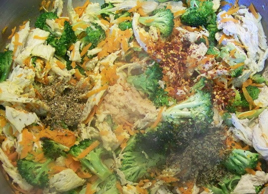 1. Этап. Макароны с курицей в духовке: 5. Овощи с курицей посолить и поперчить по вкусу, добавить травы и другие специи по вкусу. Как следует перемешать и на медленном огне обжарить пару минут.