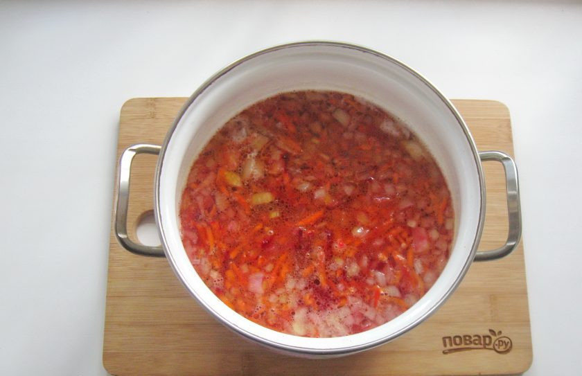 1. Этап. Борщ из индейки: Выложите лук, морковь и свеклу в кастрюлю с бульоном и картофелем.