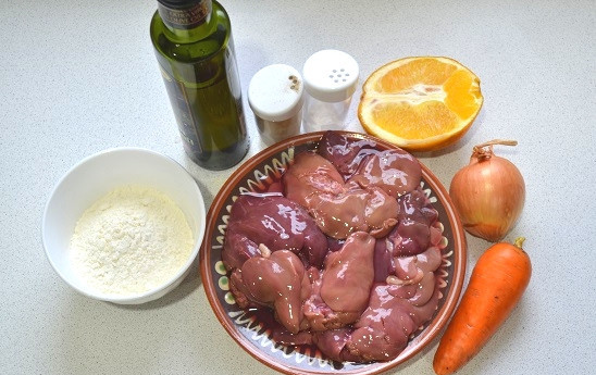 1. Этап. Куриная печень в апельсиновом соусе: 1. Первый этап - подготовительный. Печень вымойте и обсушите, овощи очистите.