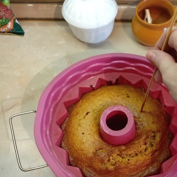 1. Этап. Кекс на вареной сгущенке: Готовый горячий пирог проколоть зубочисткой в нескольких местах.