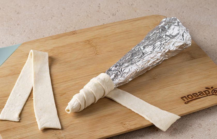 1. Этап. Слоеные трубочки Морковки: Оберните металлические конусы для выпечки тестом внахлест, начиная от узкого конца. У меня нет специальных конусов, поэтому я использую самодельные из фольги.