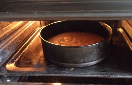 1. Этап. Торт Нарцисс с творогом: Разогрейте духовой шкаф до 180 градусов. Запекайте бисквит от 45 до 60 минут.