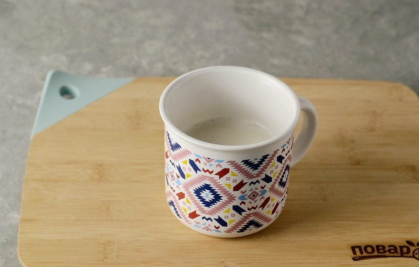 1. Этап. Чай с корицей и молоком: Заполните чашку на 1/3 молоком. Добавьте сахар. Размешайте.