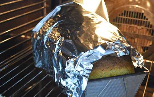 1. Этап. Морковный хлеб: 11. Потом закройте выпечку фольгой. Готовьте её ещё 30 минут.