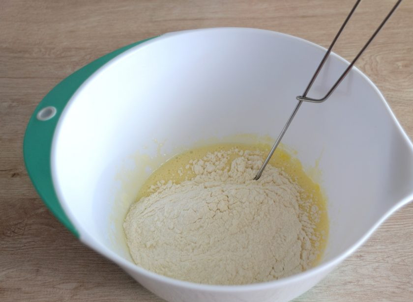 1. Этап. Шарлотка с абрикосами и вишней: Всыпьте в желтковую смесь муку, смешайте.