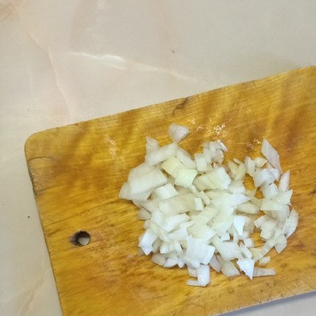 1. Этап. Салат Фасолинка: Лук и шампиньоны мелко нарезать и обжарить на сковороде с небольшим добавлением растительного масла.