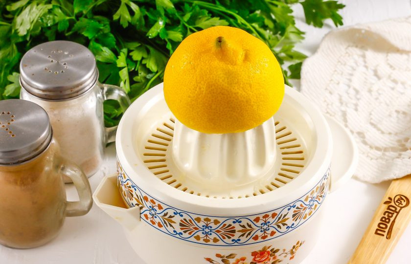 1. Этап. Соус Бер нуар: Разрежьте лимон пополам, и из одной половины фрукта выжмите сок. Большего количества сока не нужно, так как соус может получиться очень кислым на вкус. Допустимо заменить свежевыжатый сок концентрированным, но в меньшем количестве.