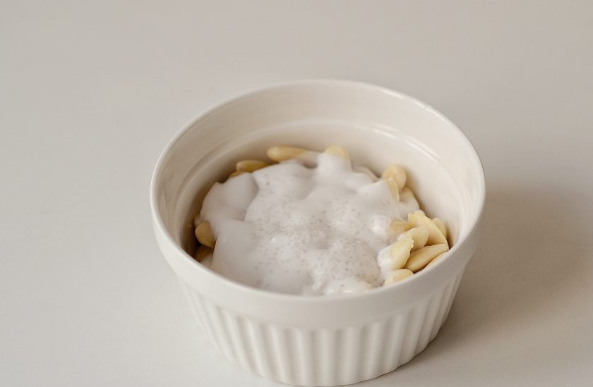 1. Этап. Миндальная рикотта: Измельчите все ингредиенты в блендере.