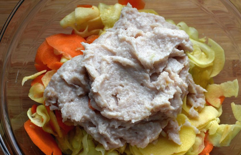 1. Этап. Запеканка-кугель из овощей с индейкой: Филе индейки с луком измельчите в блендере или с помощью мясорубки, добавьте к овощам.